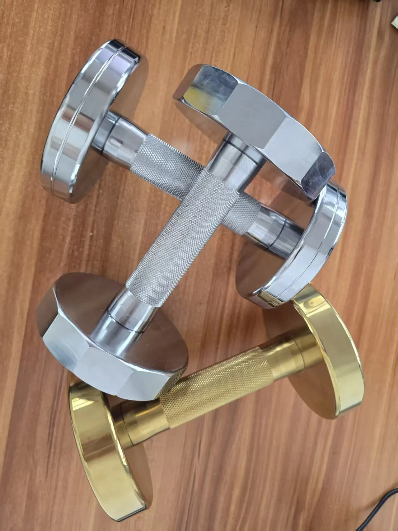Chrome dumbbells with polished finish and knurled handles