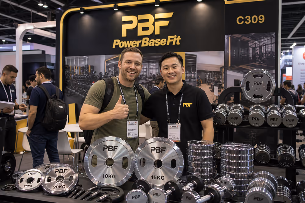 PowerBaseFit exhibition booth and overseas buyers reviewing free weight products