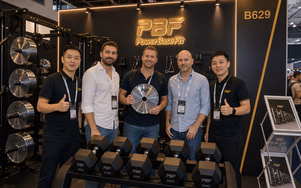 PowerBaseFit exhibition booth and overseas buyers reviewing free weight products