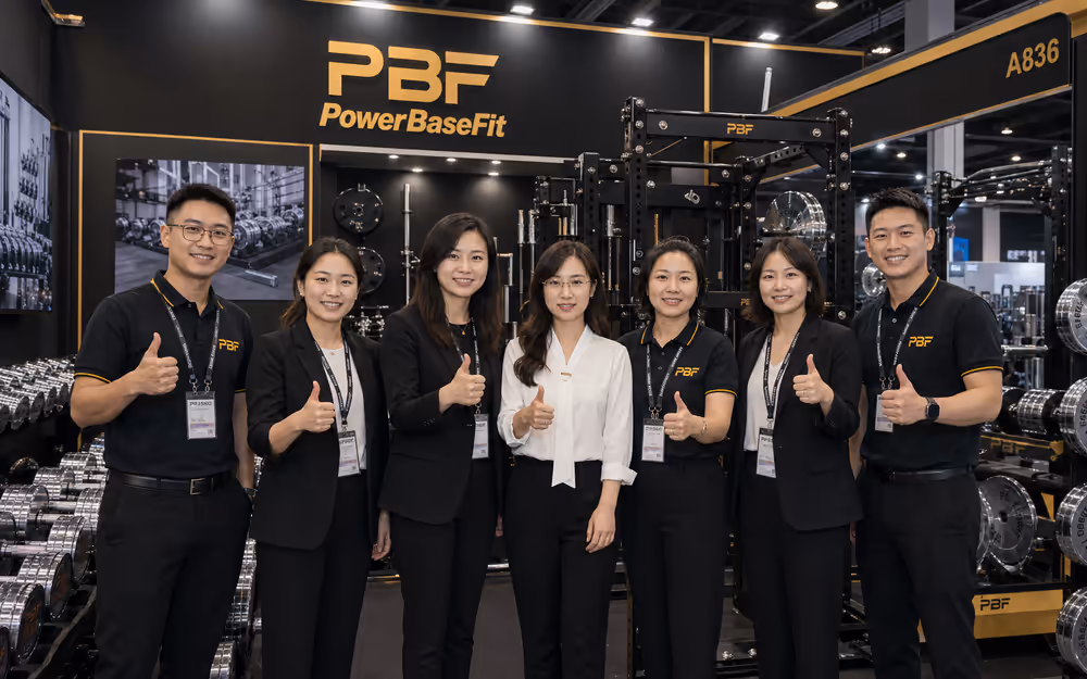 PowerBaseFit exhibition booth and overseas buyers reviewing free weight products