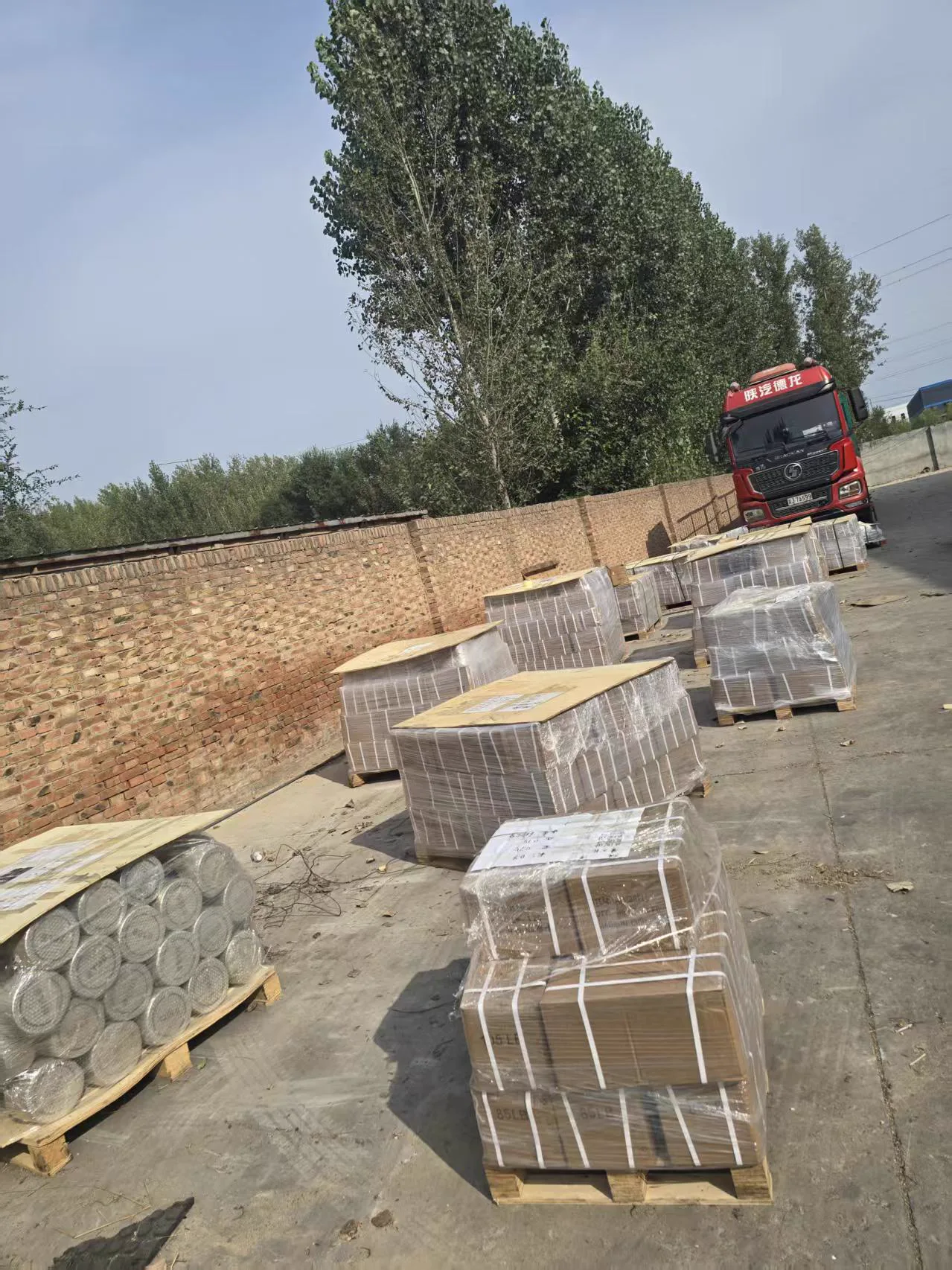 Palletized wholesale chrome dumbbell shipment prepared for distributor warehouse stock and customer delivery