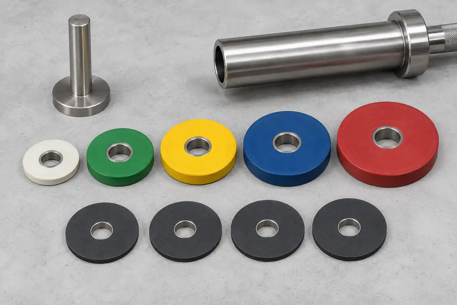 Onbedrukte change plates en fractionele schijven naast een olympische sleeve