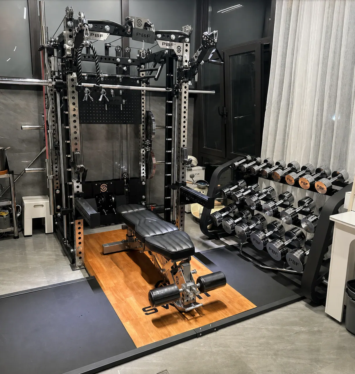 Power Rack und Hantelbank für Fitnessstudio-Ausstattung